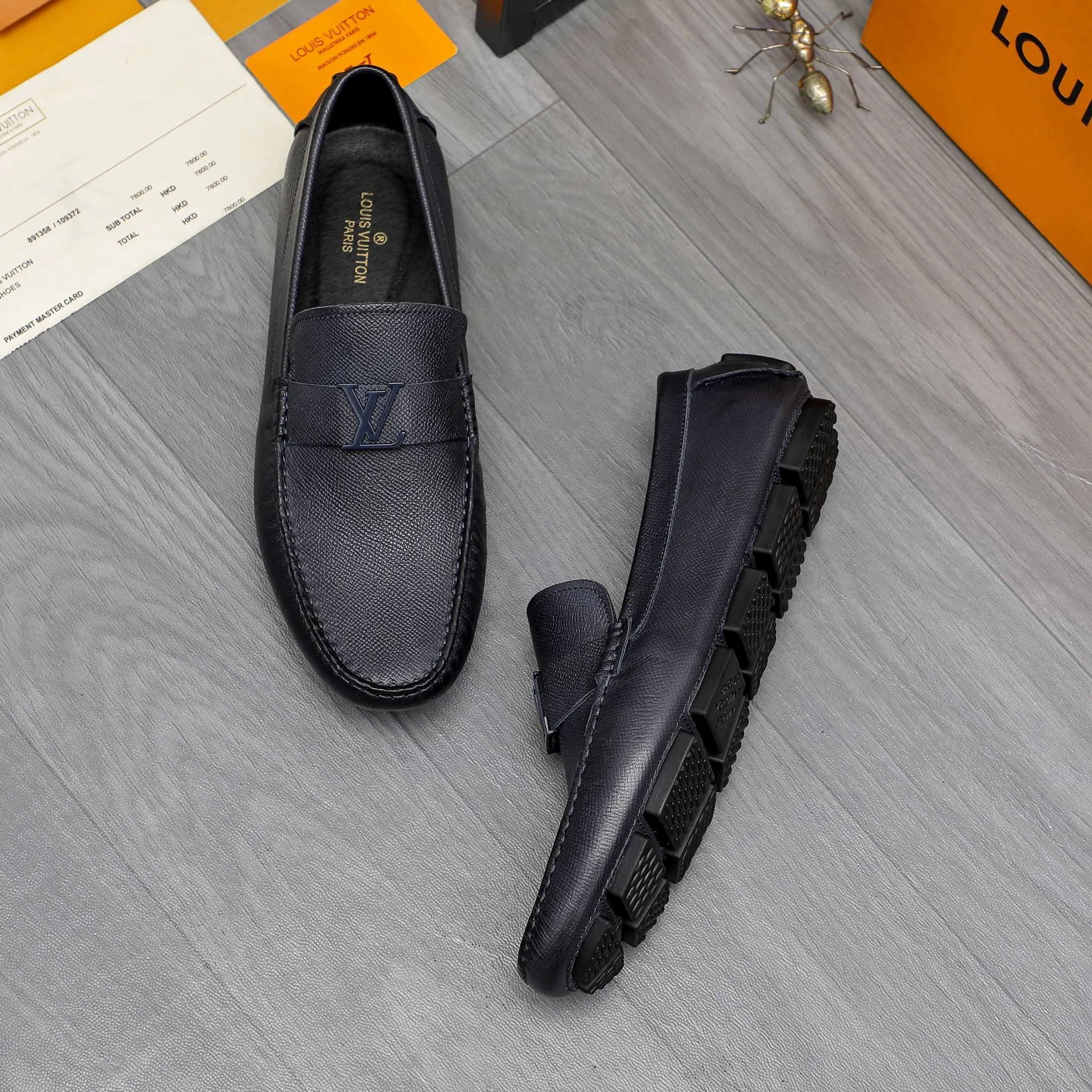 Men's shoes💰400 Product trademark: LV "Louis Vuitton" casual slip-on shoes Regular size: 38-45 (45 is custom-made and non-returnable) Product materials: Selected pebbled cowhide upper, pigskin lining, rubber outsole